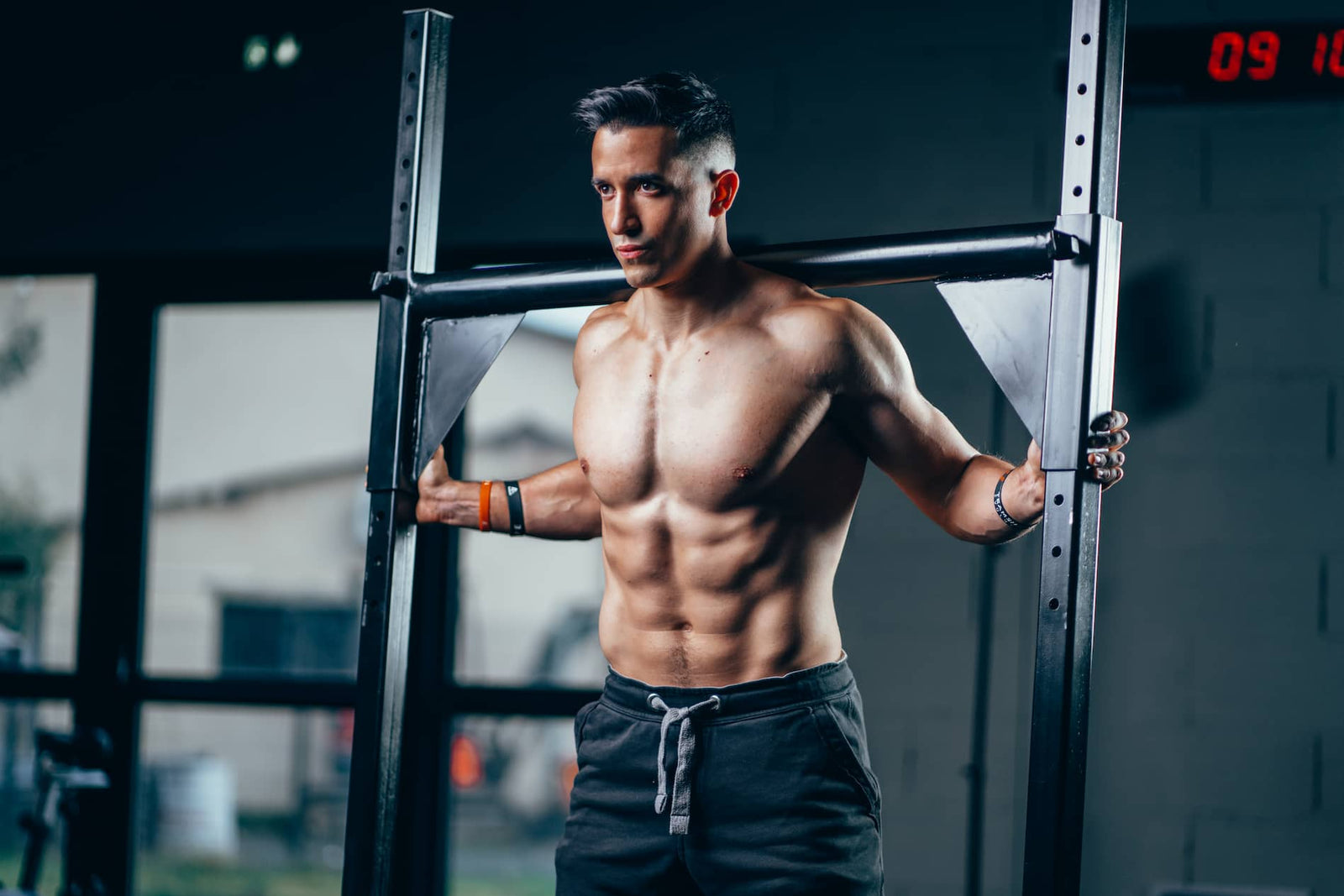 Tibo Inshape qui fait de la musculation