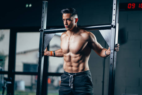 Tibo Inshape qui fait de la musculation