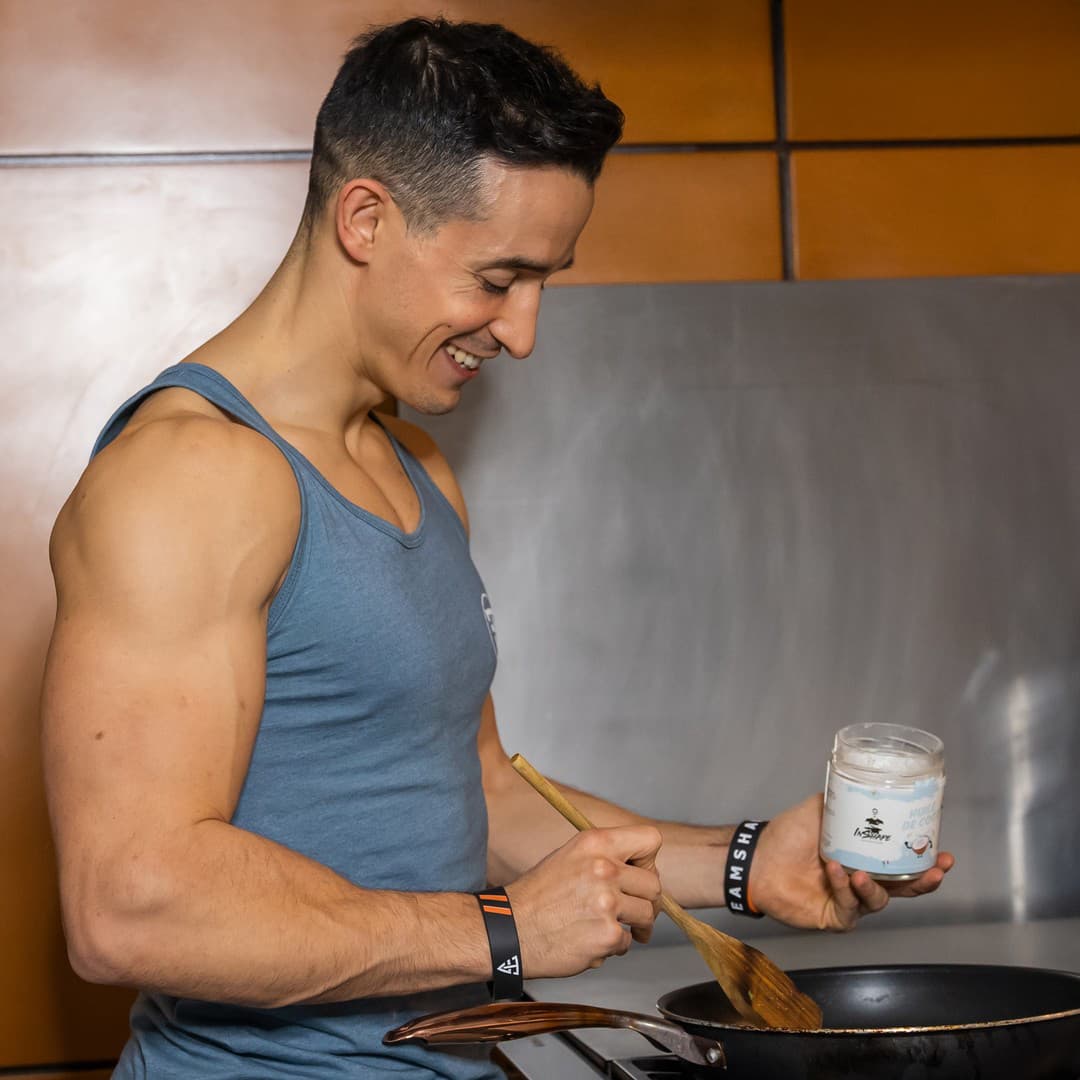 Tibo qui cuisine avec l'huile de coco Inshape