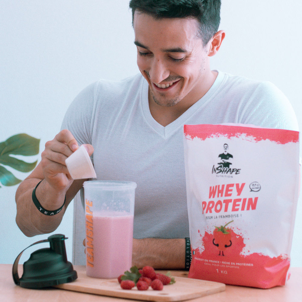 Tibo Inshape qui bout de la Whey framboise Inshape Nutrition